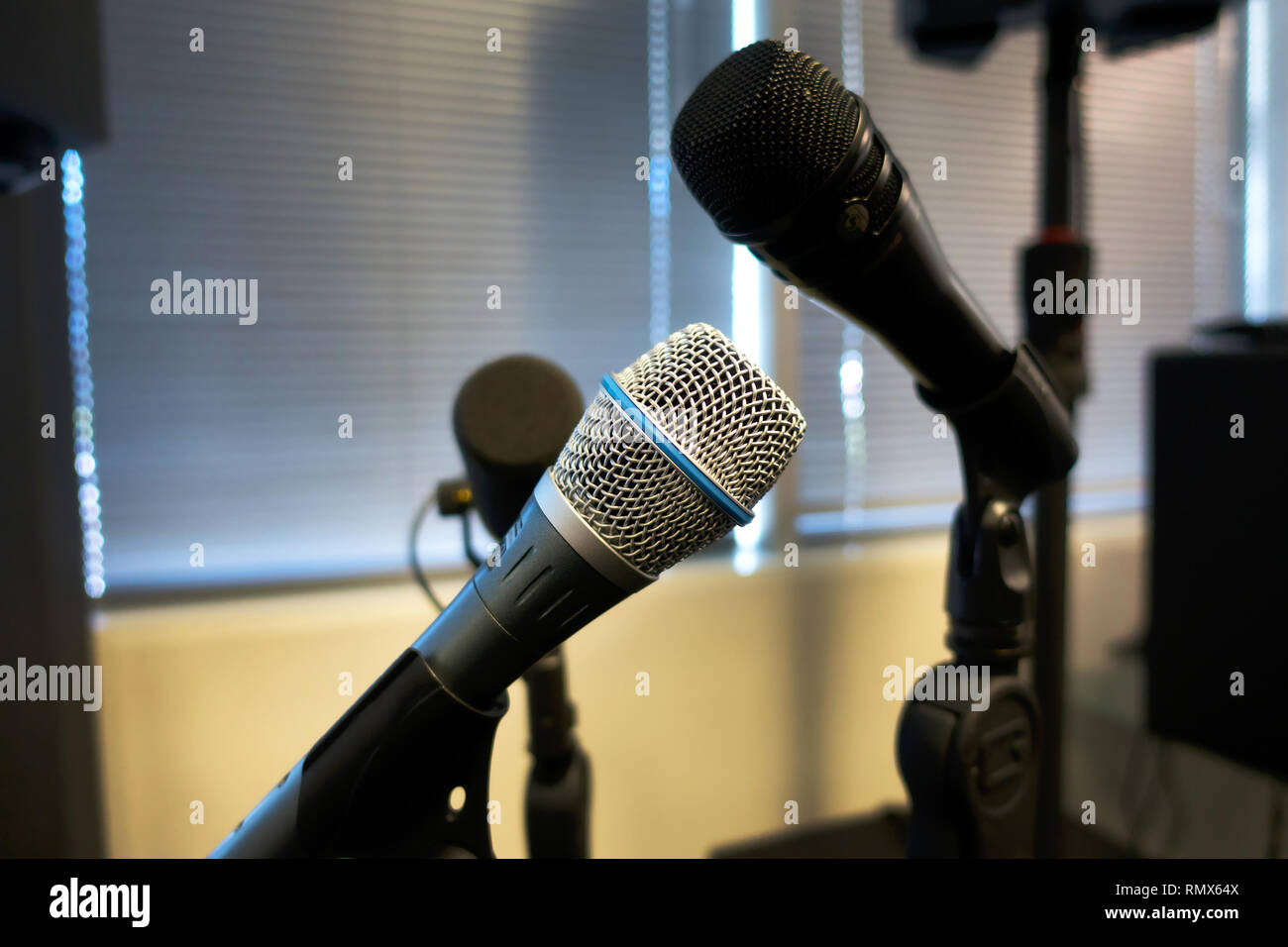 Mikrofone auf steht in einem Proberaum Stockfoto