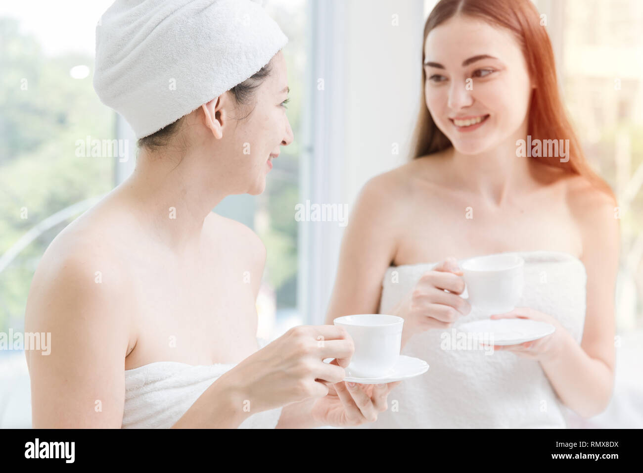 Zwei Frauen Freund reden in Spa trinken Tee oder Kaffee entspannen. Stockfoto