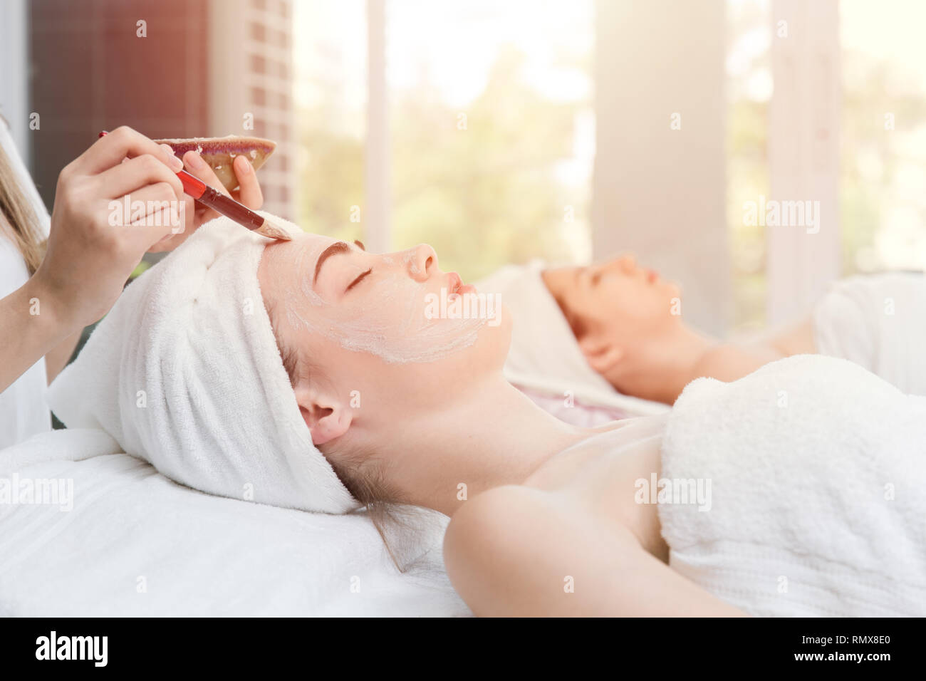 Frauen tun Gesicht haut Spa Massage mit asiatischen Kräutern einfügen. Stockfoto