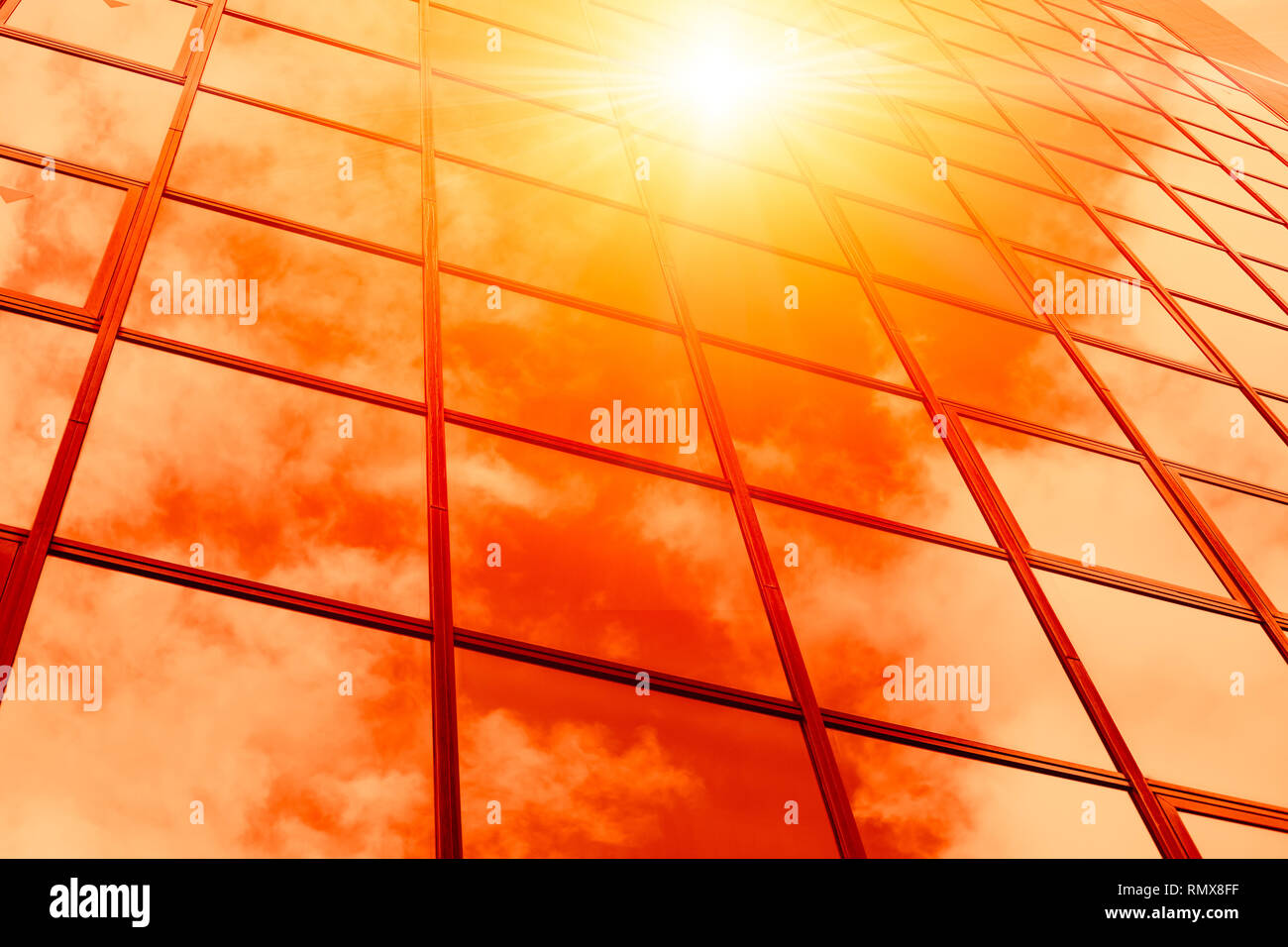 Heißes Wetter Sommer Sonnig reflektieren auf Glas windows Gebäude Stockfoto