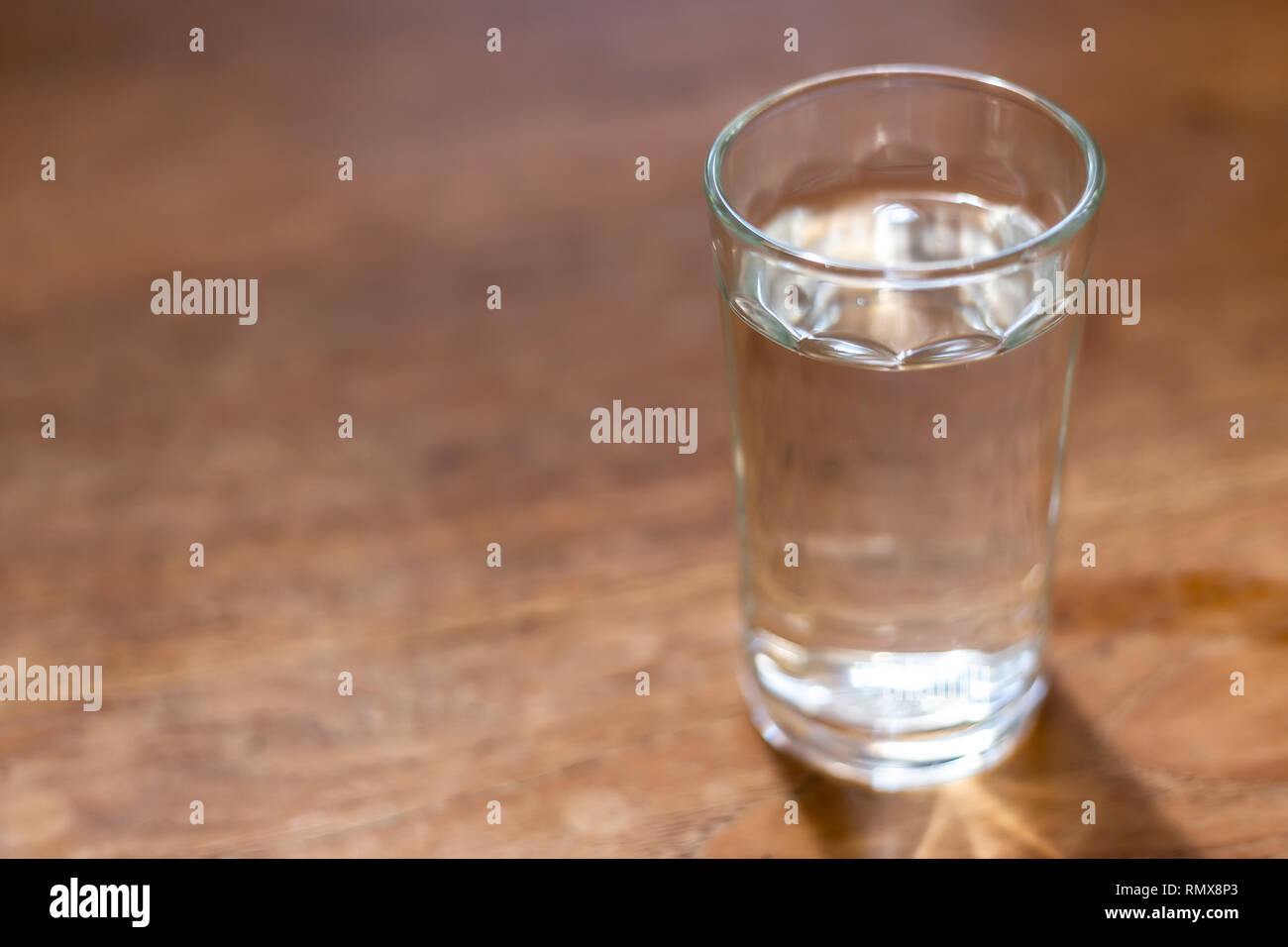Trinkwasser in das Glas auf Holztisch mit kopieren. Stockfoto