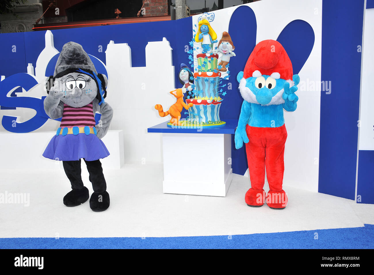 Die Schlümpfe die Schlümpfe 2 Premiere auf dem Westwood Village Theater in Los Angeles. Die Schlümpfe 144 Veranstaltung in Hollywood Leben - Kalifornien, Roter Teppich und backstage, Film Stars, TV Stars, Musik, Promis, Topix, Bestof, Kunst, Kultur und Unterhaltung, Fotografie, Anfrage tsuni@Gamma-USA.com, Kredit Tsuni/USA, Zubehör Verschleiß von Menschen zum Ereignis. Schuhe, Schmuck, Ring, Ohrring, Tasche Ambiente und andere. Ab 2013 Stockfoto