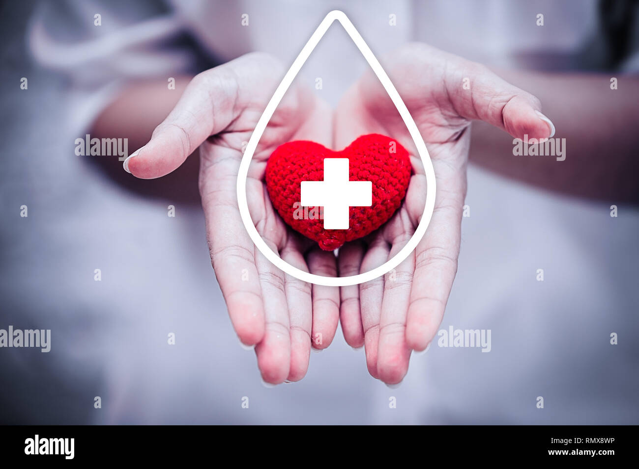 Hand, rotes Herz für Hilfe Blutspende Krankenhaus oder medizinisches Konzept. Stockfoto