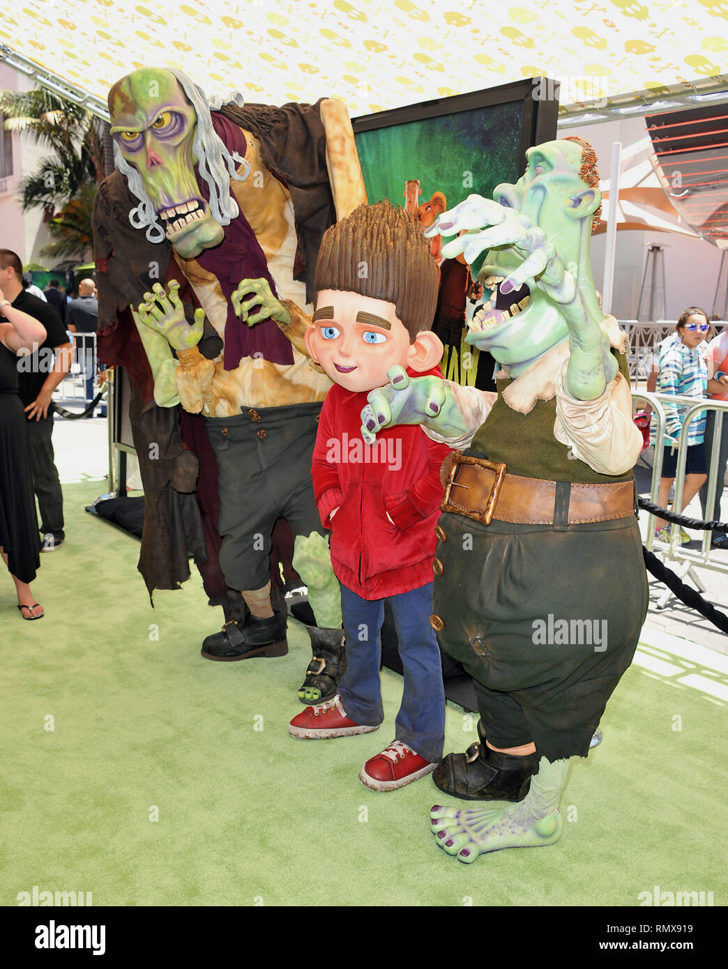 ZD3 9067 Am ParaNorman Premiere auf der universellen Theater in Los Angeles. ParaNorman 43 Veranstaltung in Hollywood Leben - Kalifornien, Roter Teppich und backstage, Film Stars, TV Stars, Musik, Promis, Topix, Bestof, Kunst, Kultur und Unterhaltung, Fotografie, Anfrage tsuni@Gamma-USA.com, Kredit Tsuni/USA, Zubehör Verschleiß von Menschen zum Ereignis. Schuhe, Schmuck, Ring, Ohrring, Tasche Ambiente und andere. Ab 2012 Stockfoto