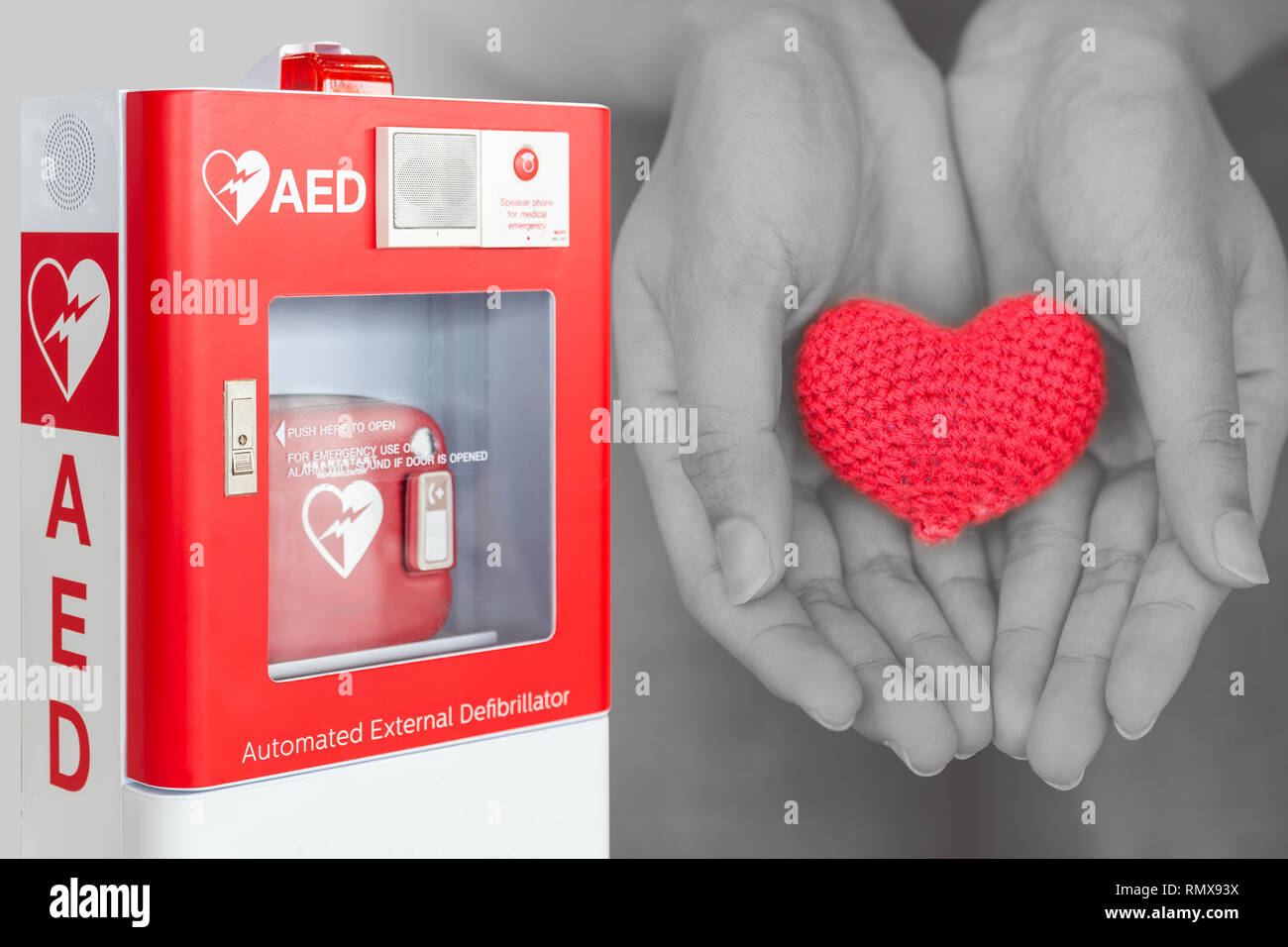 AED oder Automatisierter Externer Defibrillator erste Hilfe Hilfe das Leben Herzen Konzept Stockfoto
