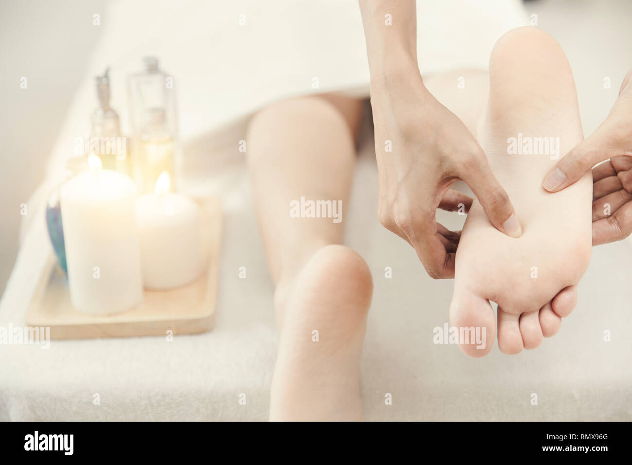 Frauen Fuß massage Füße Therapie im Spa entspannen und sanften weißen sauberen Ton. Stockfoto