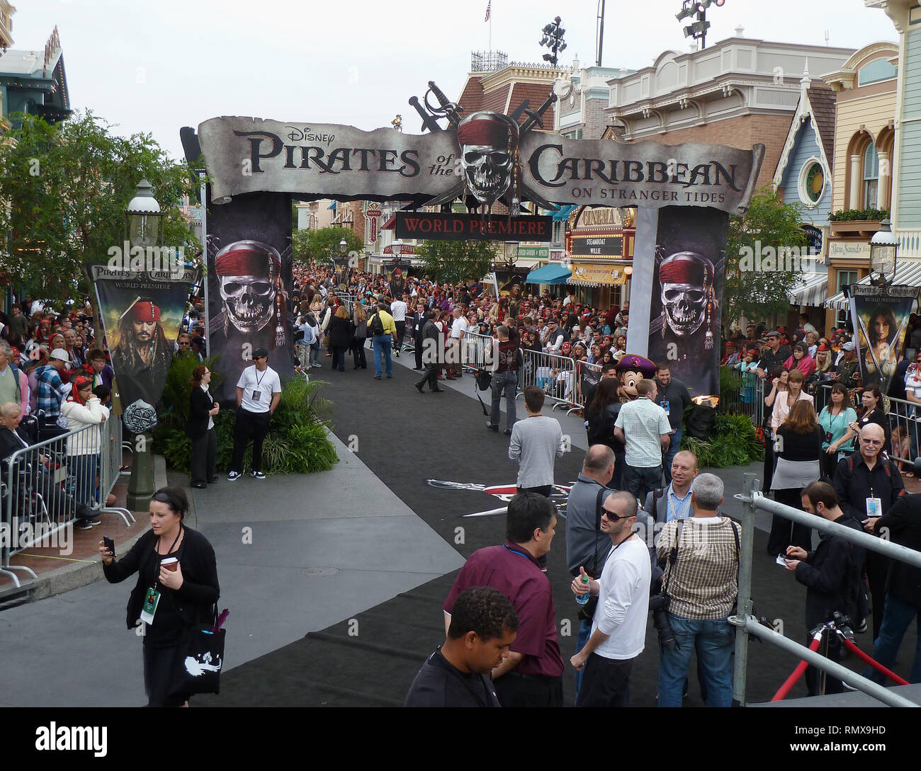 Ambiente in der Piraten der Caribbean-On Stranger Tides Premiere in Disneyland, Anaheim. Ambiente 86 Veranstaltung in Hollywood Leben - Kalifornien, Roter Teppich und backstage, Film Stars, TV Stars, Musik, Promis, Topix, Bestof, Kunst, Kultur und Unterhaltung, Fotografie, Anfrage tsuni@Gamma-USA.com, Kredit Tsuni/USA, Zubehör Verschleiß von Menschen zum Ereignis. Schuhe, Schmuck, Ring, Ohrring, Tasche Ambiente und andere. Ab 2011 Stockfoto