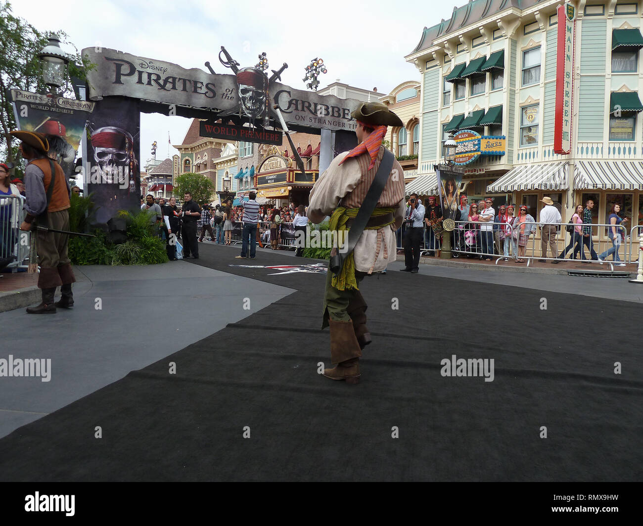 Ambiente in der Piraten der Caribbean-On Stranger Tides Premiere in Disneyland, Anaheim. Ambiente 99 Veranstaltung in Hollywood Leben - Kalifornien, Roter Teppich und backstage, Film Stars, TV Stars, Musik, Promis, Topix, Bestof, Kunst, Kultur und Unterhaltung, Fotografie, Anfrage tsuni@Gamma-USA.com, Kredit Tsuni/USA, Zubehör Verschleiß von Menschen zum Ereignis. Schuhe, Schmuck, Ring, Ohrring, Tasche Ambiente und andere. Ab 2011 Stockfoto