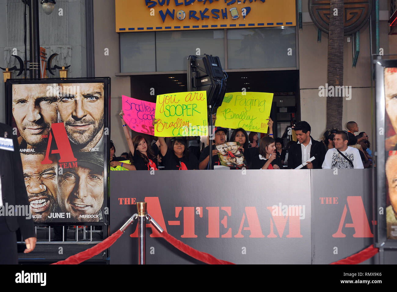 Ambiente 74 - Die a-Team Premiere auf der Chinese Theatre in Los Angeles. Ambiente 74 Veranstaltung in Hollywood Leben - Kalifornien, Roter Teppich und backstage, Film Stars, TV Stars, Musik, Promis, Topix, Bestof, Kunst, Kultur und Unterhaltung, Fotografie, Anfrage tsuni@Gamma-USA.com, Kredit Tsuni/USA, Zubehör Verschleiß von Menschen zum Ereignis. Schuhe, Schmuck, Ring, Ohrring, Tasche Ambiente und andere. Ab 2010 Stockfoto