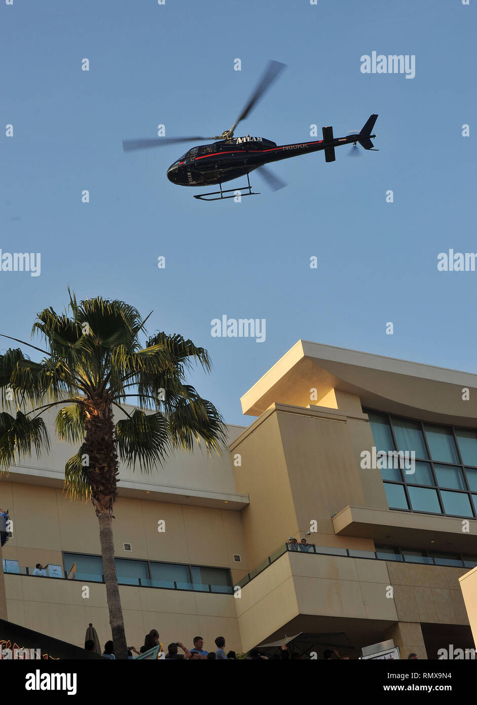 Ambiente 50 - Die a-Team Premiere auf der Chinese Theatre in Los Angeles. Ambiente 50 Veranstaltung in Hollywood Leben - Kalifornien, Roter Teppich und backstage, Film Stars, TV Stars, Musik, Promis, Topix, Bestof, Kunst, Kultur und Unterhaltung, Fotografie, Anfrage tsuni@Gamma-USA.com, Kredit Tsuni/USA, Zubehör Verschleiß von Menschen zum Ereignis. Schuhe, Schmuck, Ring, Ohrring, Tasche Ambiente und andere. Ab 2010 Stockfoto