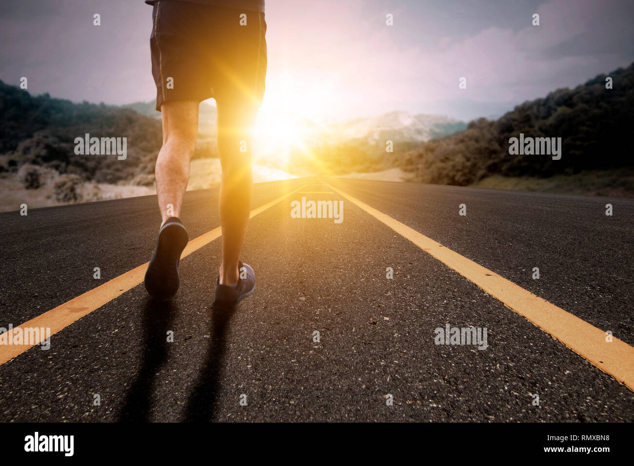 Ziel und Streben Konzept, Läufer laufen auf der Straße bei Sonnenaufgang. Stockfoto