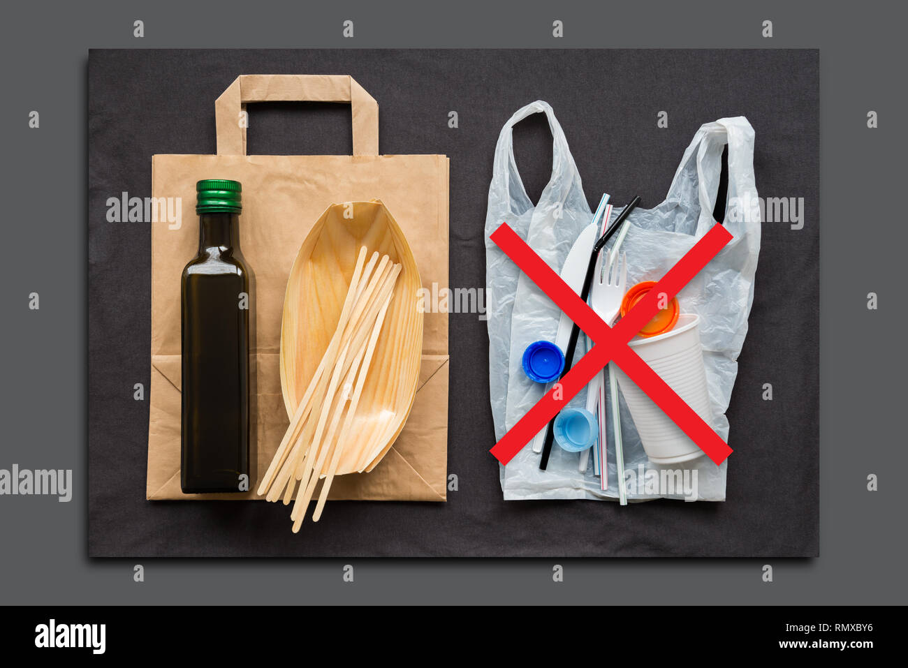 Umweltfreundliche Gerichte aus Holz und Papier im Gegensatz zu den single-use-Kunststoff und andere Produkte, die schädlich für die Umwelt. Das Konzept der Wahl mit Stockfoto
