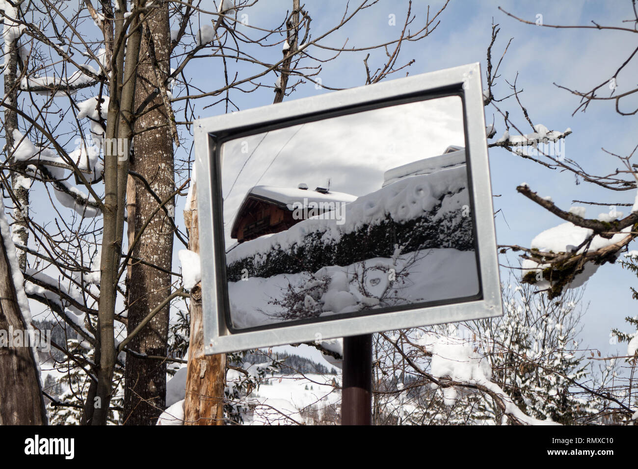 Megève im Winter: Reflektieren eines Chalets in einem Spiegel Stockfoto