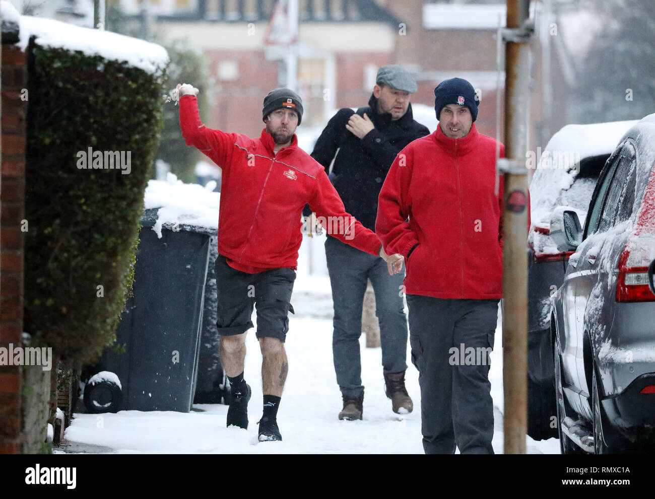 Bild zeigt: Schnee und Schneeregen behindert Pendler auf ihre Arbeit heute im East Finchley, London dieses briefträger einen Streich sein Kumpel spielte er nicht weg zu Stockfoto