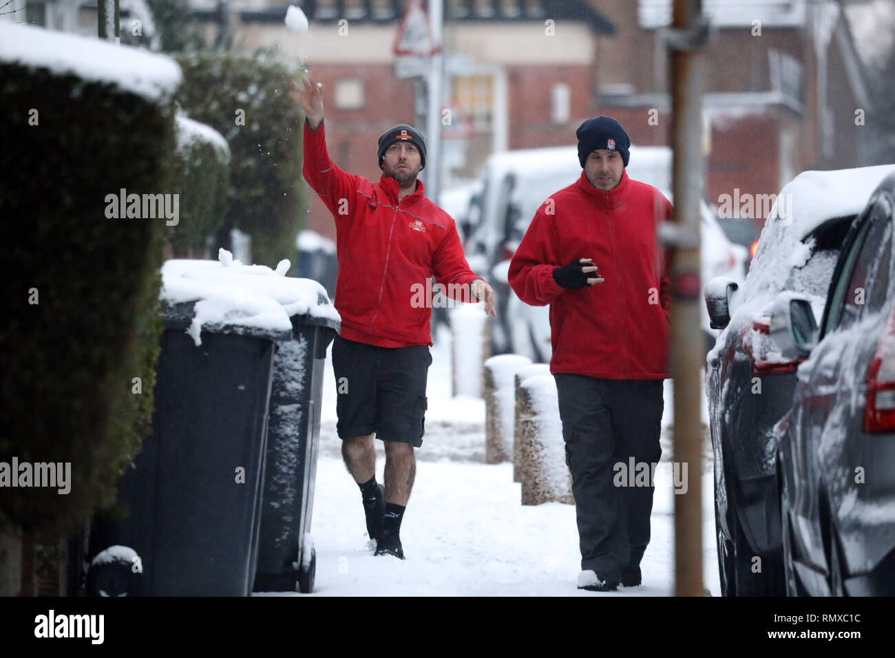 Bild zeigt: Schnee und Schneeregen behindert Pendler auf ihre Arbeit heute im East Finchley, London dieses briefträger einen Streich sein Kumpel spielte er nicht weg zu Stockfoto