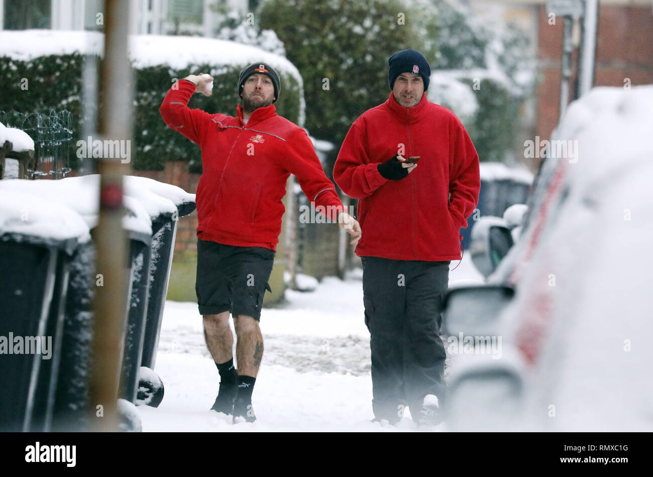 Bild zeigt: Schnee und Schneeregen behindert Pendler auf ihre Arbeit heute im East Finchley, London dieses briefträger einen Streich sein Kumpel spielte er nicht weg zu Stockfoto
