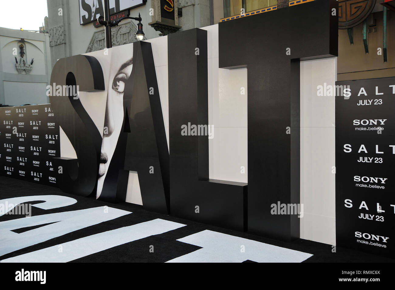 Teppich Salz Premiere auf der Chinese Theatre in Los Angeles. Salz Premiere Teppich 95 Veranstaltung in Hollywood Leben - Kalifornien, Roter Teppich und backstage, Film Stars, TV Stars, Musik, Promis, Topix, Bestof, Kunst, Kultur und Unterhaltung, Fotografie, Anfrage tsuni@Gamma-USA.com, Kredit Tsuni/USA, Zubehör Verschleiß von Menschen zum Ereignis. Schuhe, Schmuck, Ring, Ohrring, Tasche Ambiente und andere. Ab 2010 Stockfoto