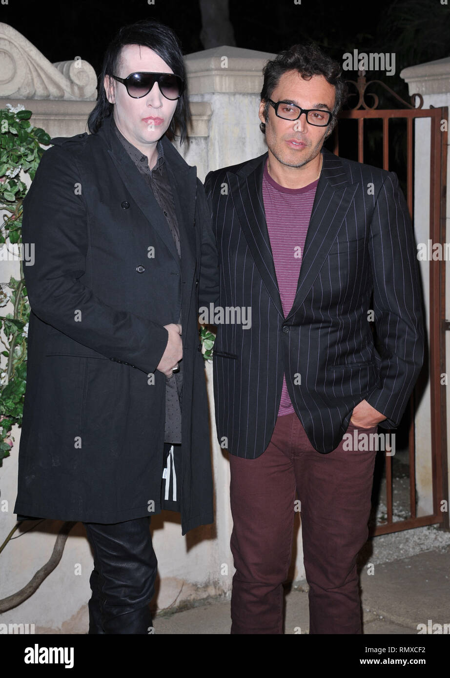 Marilyn Manson, David Lachapelle nimmt an MIU MIU präsentiert Lucrecia Martel's "Muta" an einer privaten Wohnsitz in Beverly Hills, CA. Marilyn Manson, David Lachapelle 31 Veranstaltung in Hollywood Leben - Kalifornien, Red Carpet Event, USA, Filmindustrie, Prominente, Fotografie, Bestof, Kunst, Kultur und Unterhaltung, Topix prominente Mode, Besten, Hollywood Leben, Event in Hollywood Leben - Kalifornien, Roter Teppich und backstage, Film Stars, TV Stars, Musik, Promis, Topix, Akteure aus dem gleichen Film, Cast und co Star zusammen. Anfrage tsuni@Gamma-USA.com, Kredit Tsuni/USA, 2011-Gr Stockfoto