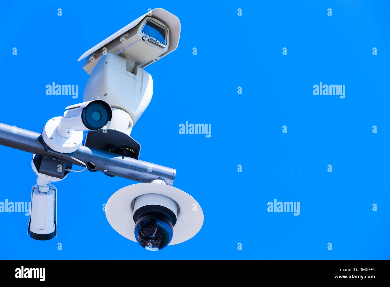 Paar closed-circuit TV-Kameras auf einem Pol unter blauem Himmel montiert Stockfoto
