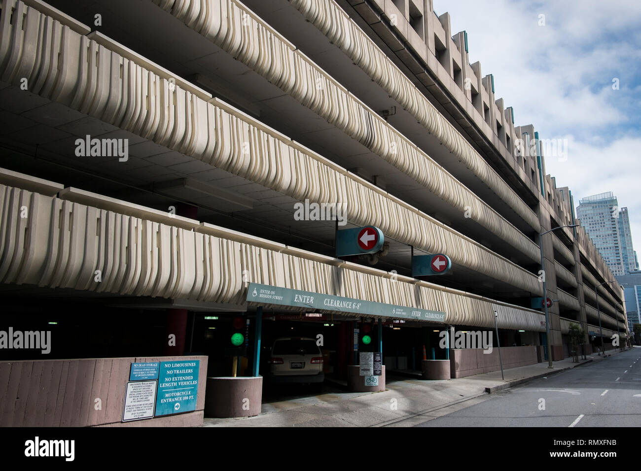 Brutalistische Garage Stockfotos Brutalistische Garage Bilder