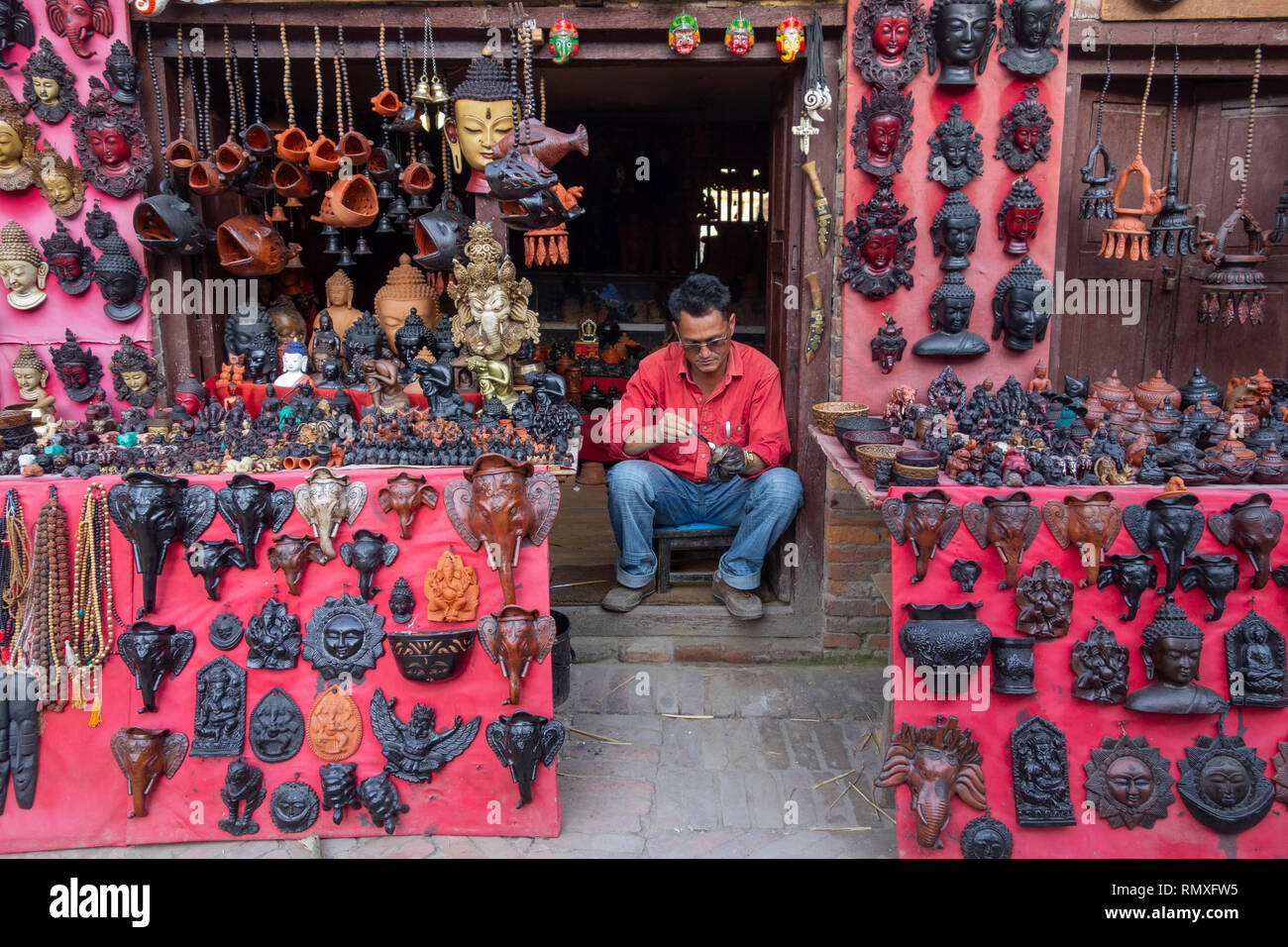 BHAKTAPUR, Kathmandu, Nepal - ca. 2013: unbekannter Mann reinigt ein Hindu Statue an einem lokalen Anschluß in Bhaktapur, Nepal. Stockfoto