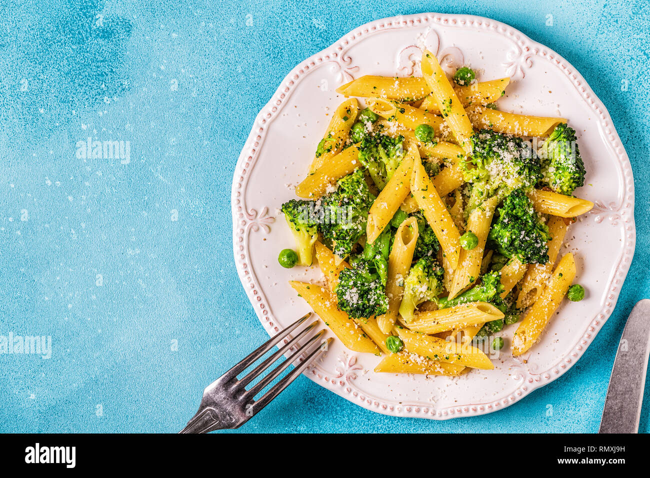 Nudeln mit Brokkoli, Erbsen, Knoblauch, Käse, Ansicht von oben. Stockfoto