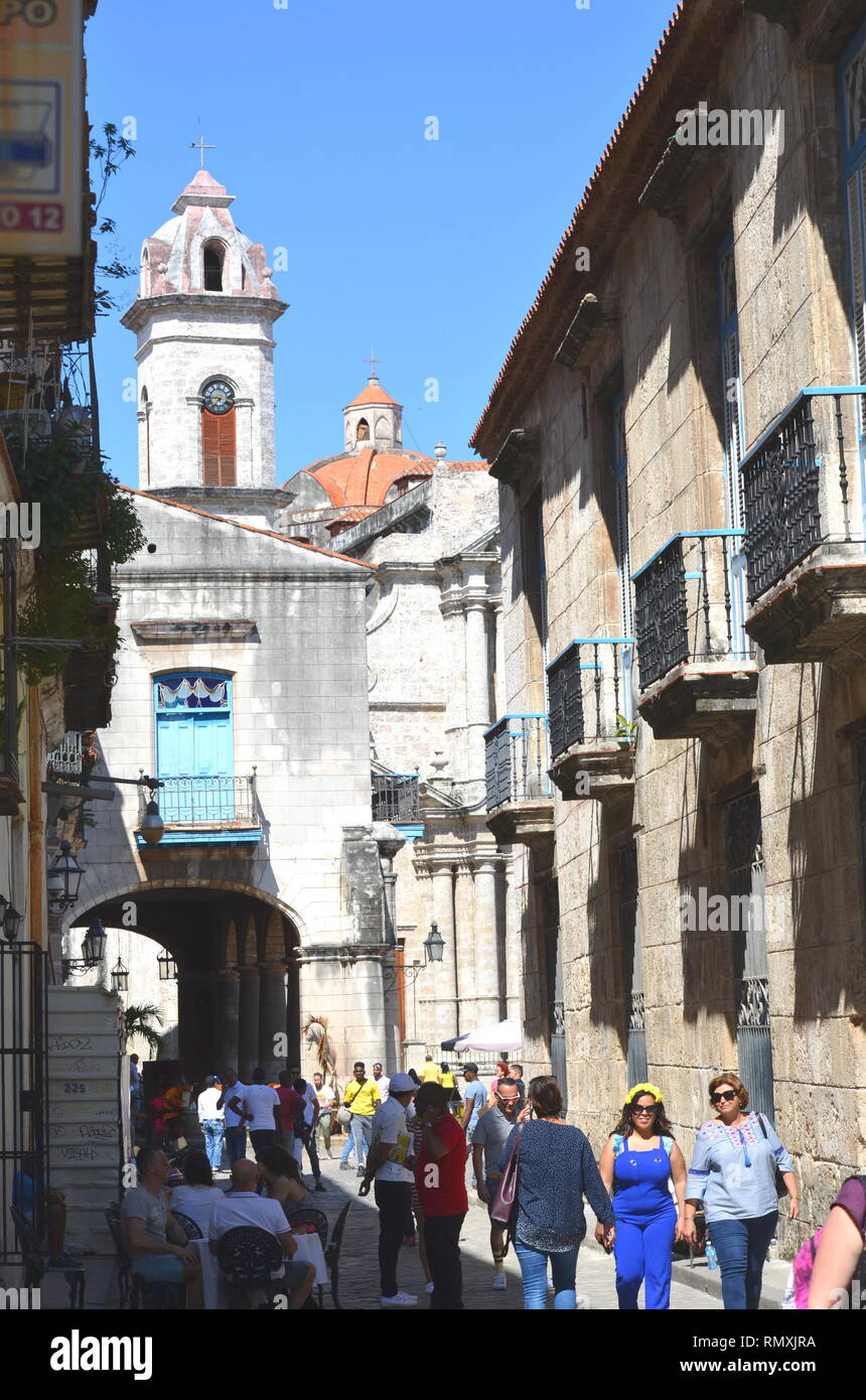 Havanna Kuba - street view von alten, neuen und kolonialen Gebäuden und Balkone mit Touristen und Einheimischen zu Fuß in die Altstadt. Stockfoto