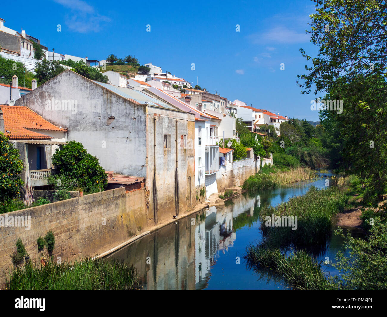 Der Fluss in Aljezur, eine mittelalterliche Stadt von den Mauren im 10. Jahrhundert gegründet, im südlichen Portugal. Stockfoto