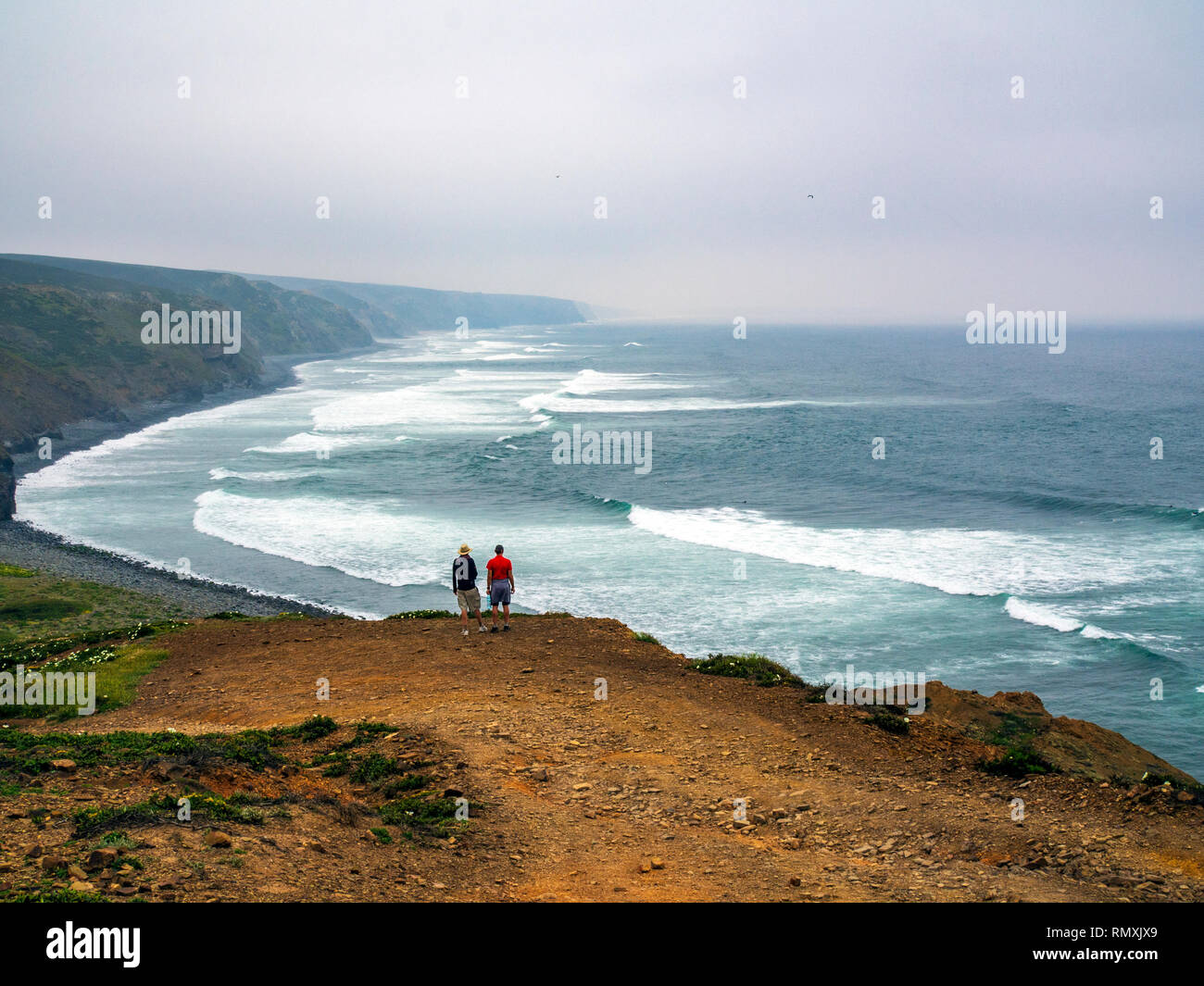 Wanderer auf der Rota Vicentina historischen Weg, Trek, zwischen den Städten von Arrifana und Carrapateira, im südlichen Portugal. Das Gebiet ist Teil der Southwe Stockfoto