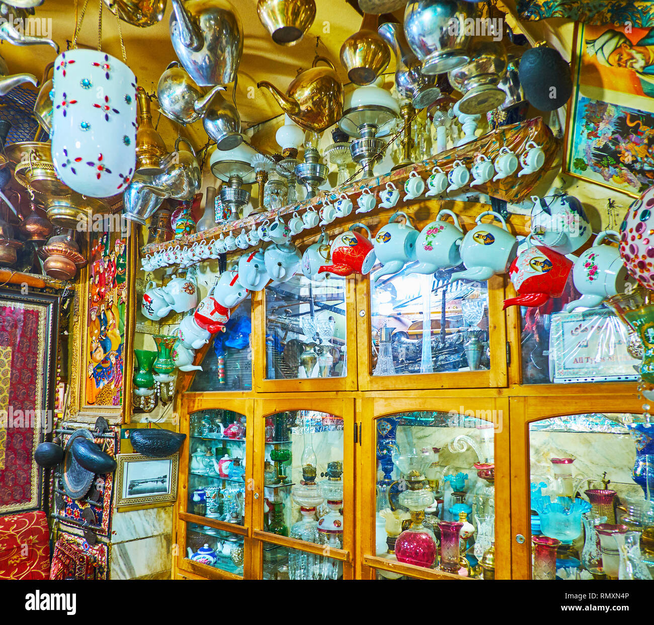 ISFAHAN, IRAN - 21. Oktober 2017: Die gläserne Tür Buffet mit kerosinlampen und viele vintage Teekannen, hängen an der Wand und Decke von Azadegan Chaykhun Stockfoto
