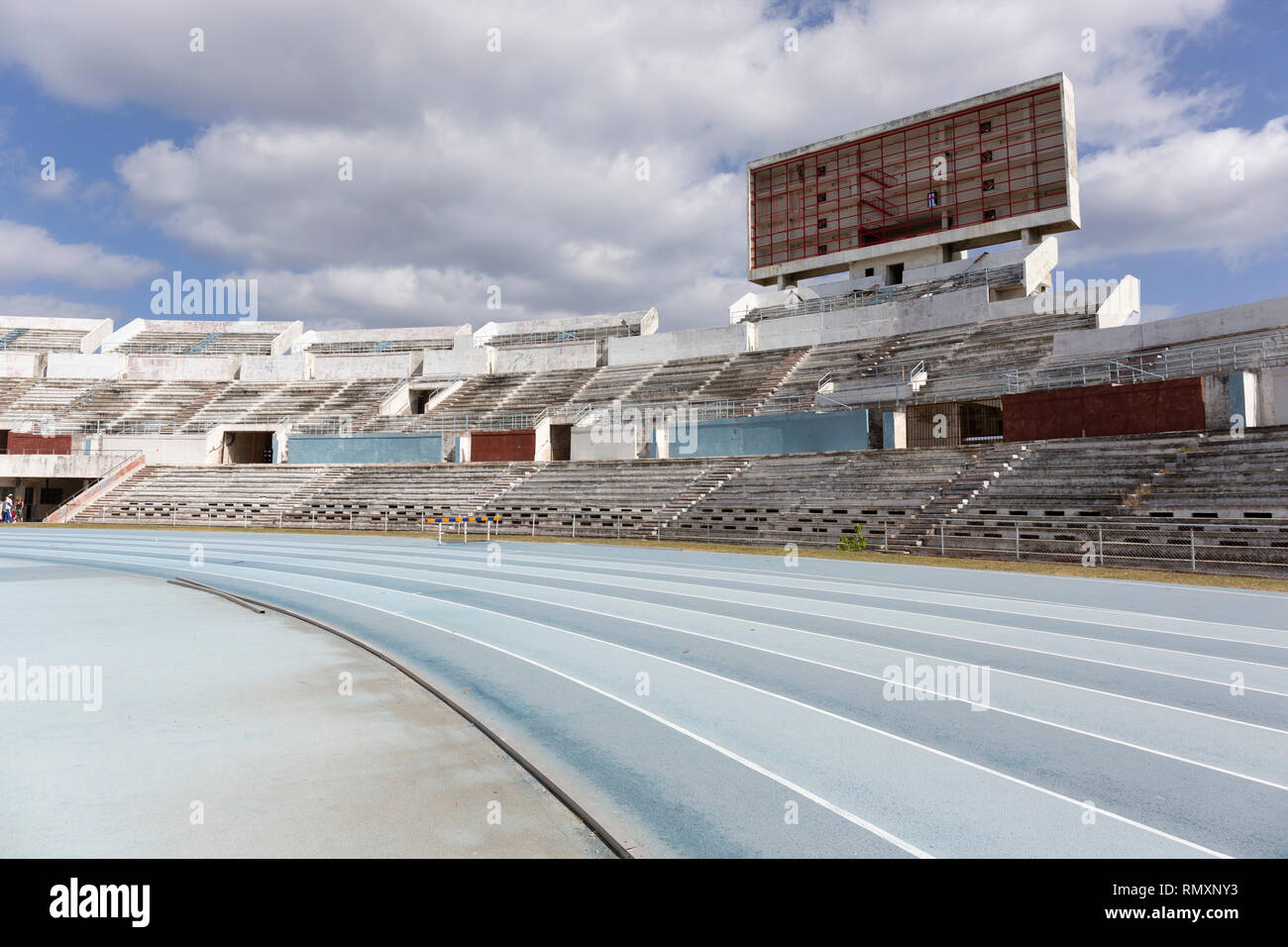 Alte athletic Stadium. Ausführen von gesunden Lebensstil Konzept. Blaue sport Track für die Ausführung auf Stadion mit Tribüne Stockfoto