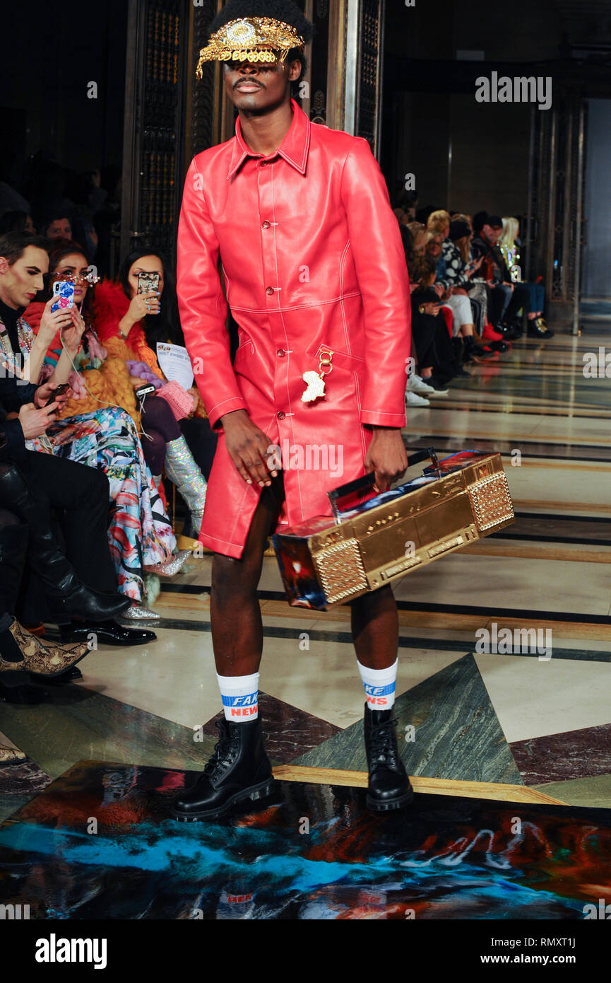 Männliches Modell Wanderungen während der tolu Coker Modenschau auf der London Fashion Week 2019 in Freimaurer Hall. Stockfoto
