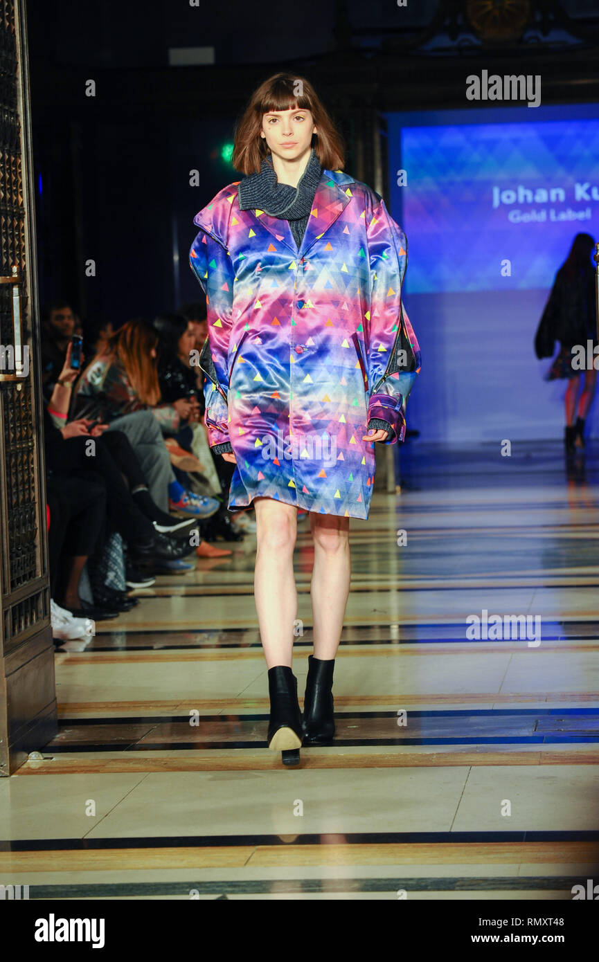 Weibliche Modell Wanderungen während der Johan Ku Modenschau auf der London Fashion Week 2019 in Freimaurer Hall. Stockfoto