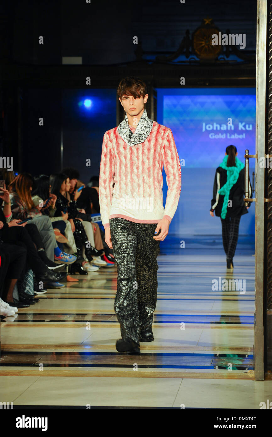 Männliches Modell Wanderungen während der Johan Ku Modenschau auf der London Fashion Week 2019 in Freimaurer Hall. Stockfoto