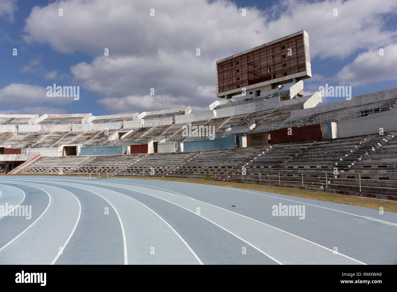 Blaue sport Track für die Ausführung auf Stadion mit Tribüne. Ausführen von gesunden Lebensstil Konzept. Sport Hintergrund abstrakte Textur Stockfoto