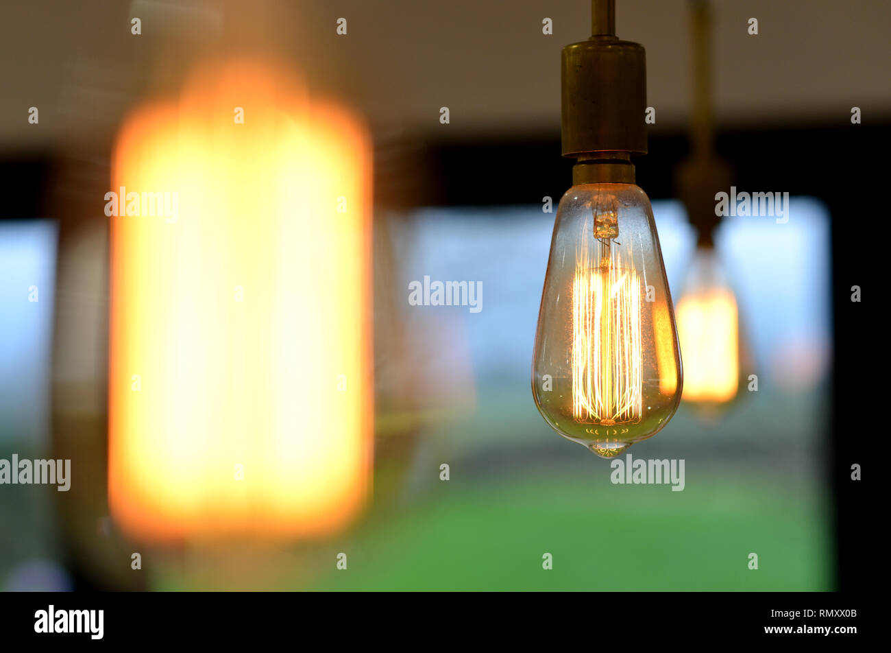 Edison die Glühbirne in einem Pendelleuchte. Stockfoto