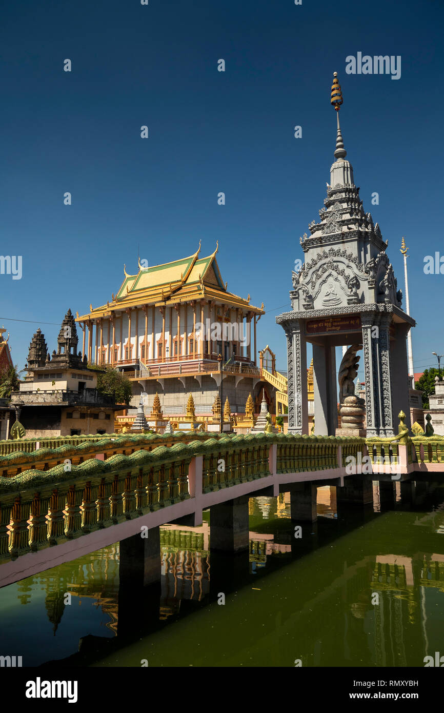 Kambodscha, Phnom Penh, Stadtzentrum, Wat Neakvoan, buddhistisches Kloster, Brücken zu zentralen Heiligtum in Teich Stockfoto