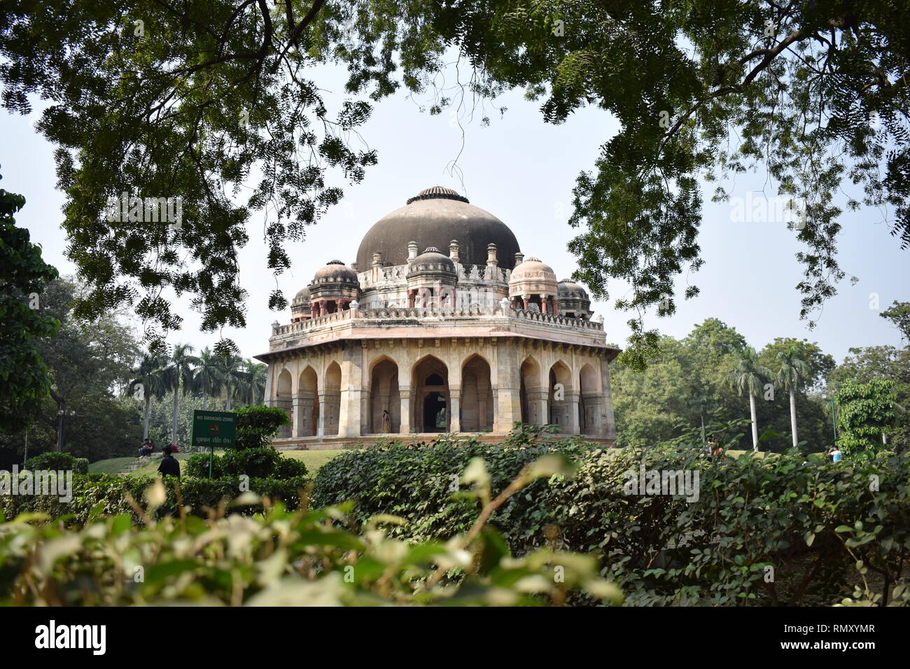 Das ist die wunderschöne Szene der Lodhi Gärten in Delhi die Hauptstadt Indiens. Es ist das Grab des Sikandar Lodi. Es ist ein prächtiges Denkmal entfernt. Stockfoto