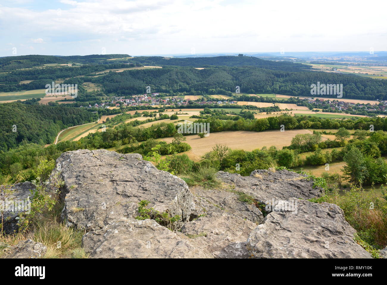 Blick auf den Tafelberg STAFFELBERG in der Nähe der Stadt Bad Staffelstein, Bayern, der Region Oberfranken, Deutschland Stockfoto