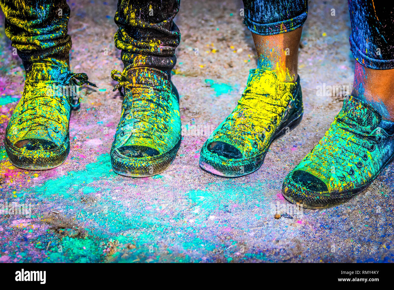 Schwarz Laufschuhe in bunten Pulver Farbe bedeckt Stockfoto