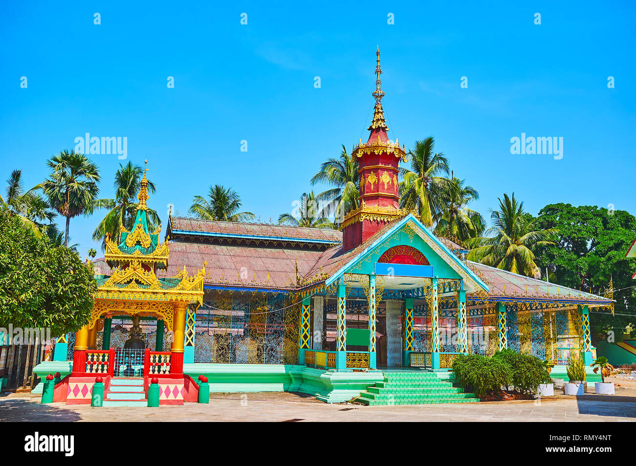 Die malerische Schrein, mit hellen Farben und feine Schnitzereien, auf shwemawdaw Paya, Bago, Myanmar entfernt eingerichtet. Stockfoto