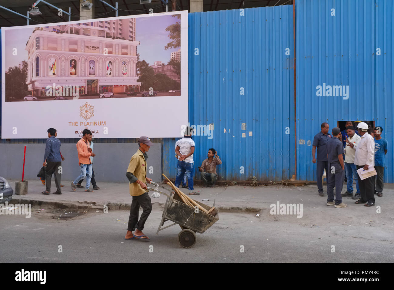 Bau eines Mehrfamilienhauses in Patthe Bapurao Marg (Falkland Rd.), Mumbai, Indien, das bis vor kurzem für seine billigen Bordelle bekannt Stockfoto