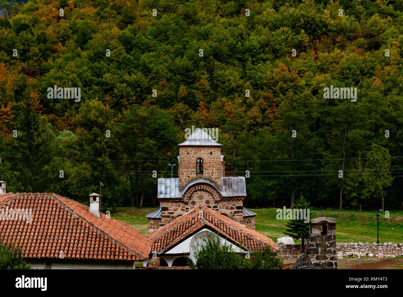 Poganovo Kloster des Hl. Johannes des Theologen (Manastir Poganovo), liegt in der Nähe der Schlucht des Flusses Jerma in Serbien entfernt. Es wurde im 14. Stockfoto