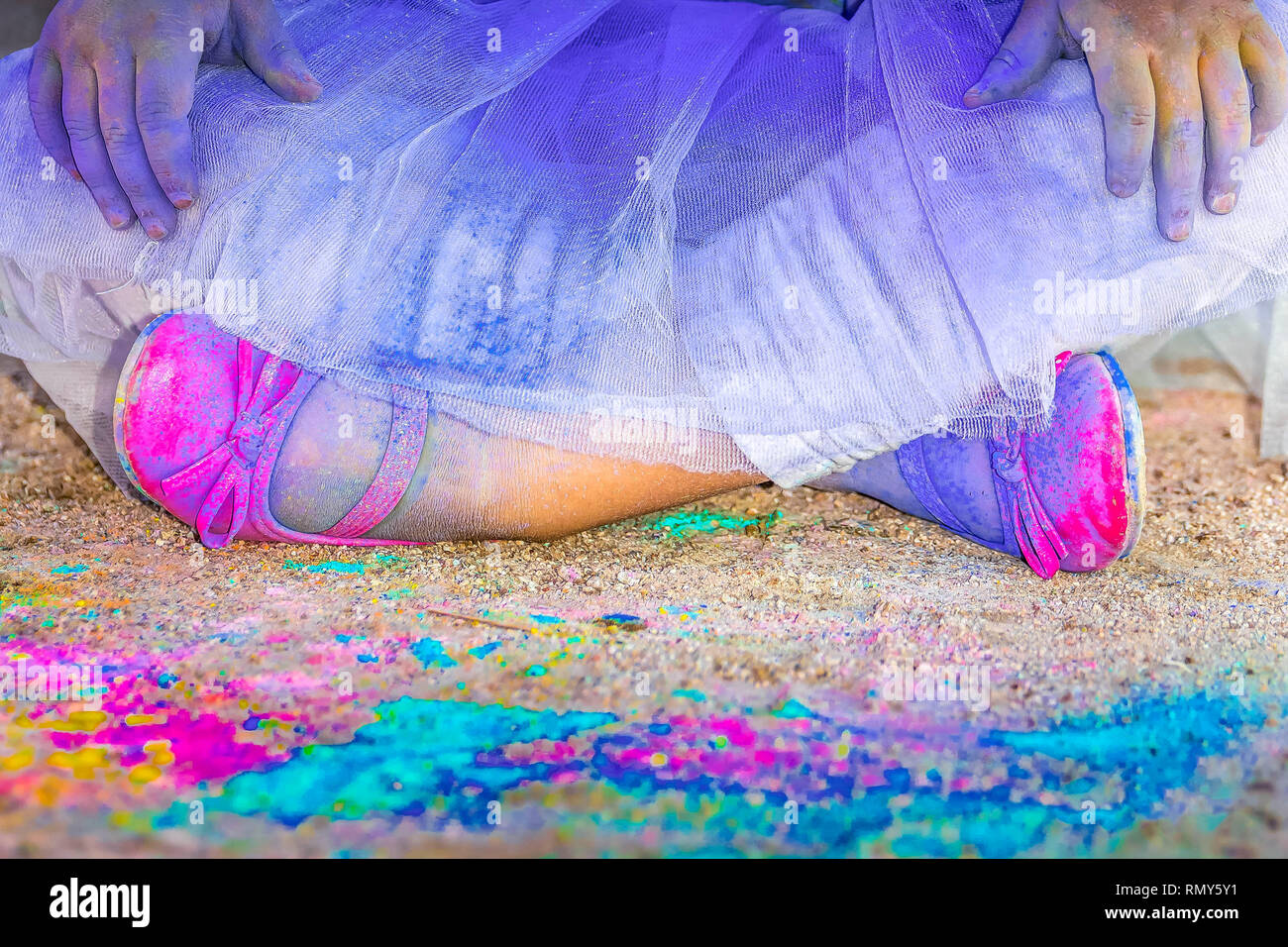 Schwarz Laufschuhe in bunten Pulver Farbe bedeckt Stockfoto