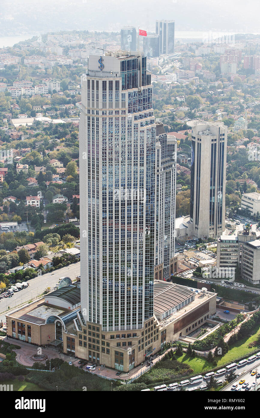 Levent, Istanbul/Türkei - Oktober 16th, 2018: Der Hauptsitz der Isbank steht mächtig in Levent. Stockfoto