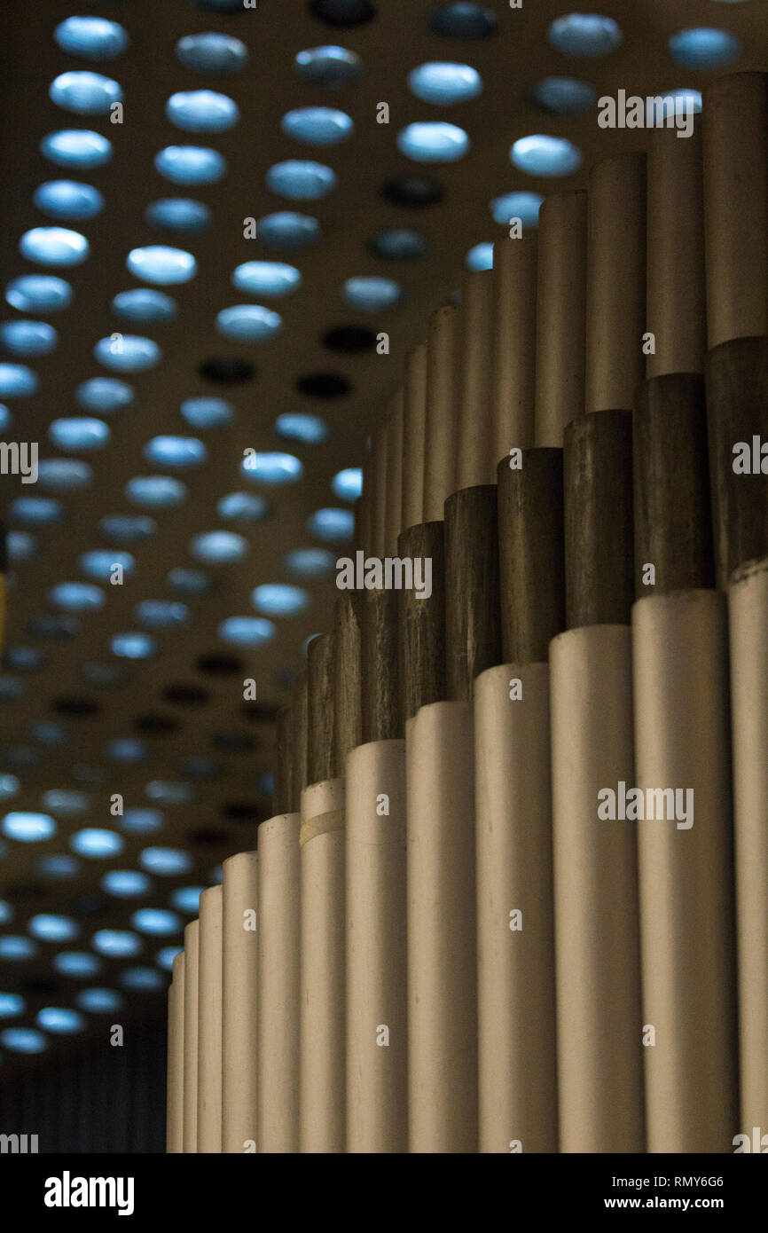 Dach detail und orgelpfeife Detail aus einem Dom. Konzept für Ähnlichkeiten und Unterschiede. Stockfoto