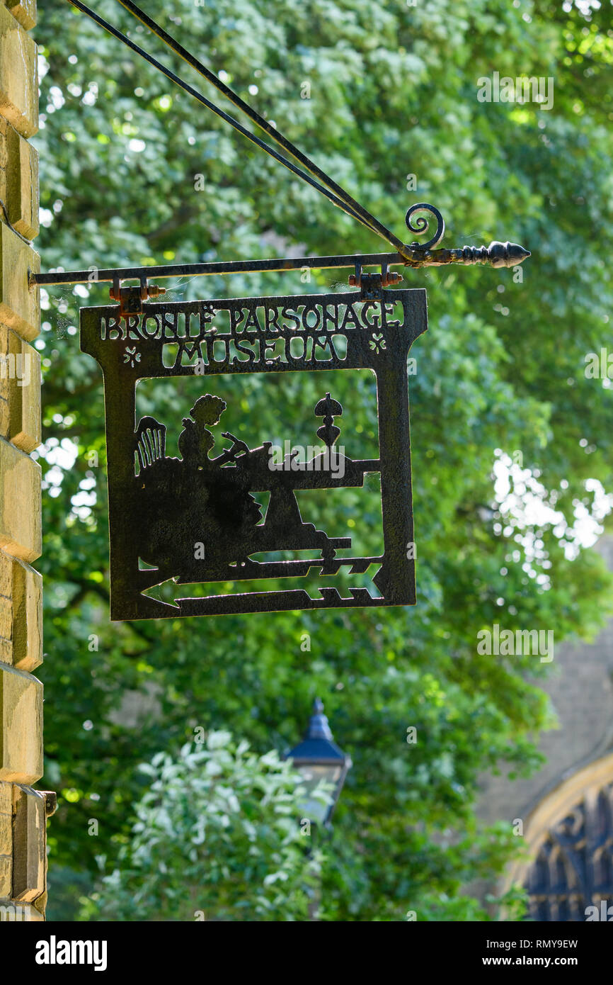 Schild (schwarzes Metallarbeiten ausgeschnitten Design) hängt hoch auf der Halterung (close-up) - Außenwand Bronte Parsonage Museum, Haworth, West Yorkshire, England, UK Stockfoto
