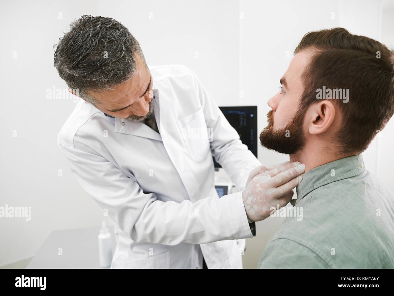 Zu Welchem Arzt Bei Lymphknoten Hals www.alamy.de