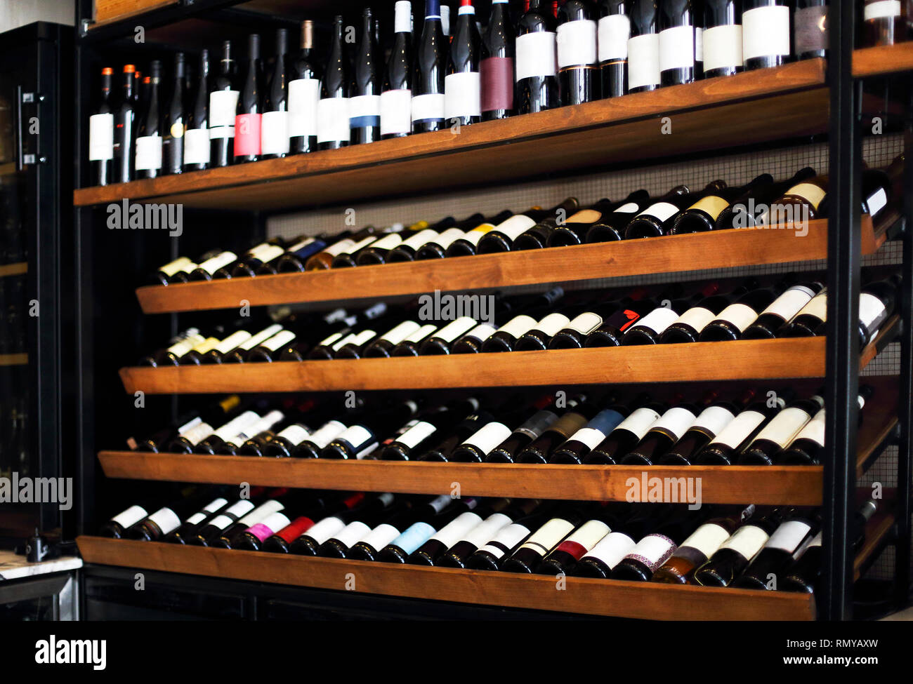 Flaschen Wein auf den Regalen in einem Rack. Wein shop Hintergrund Stockfoto