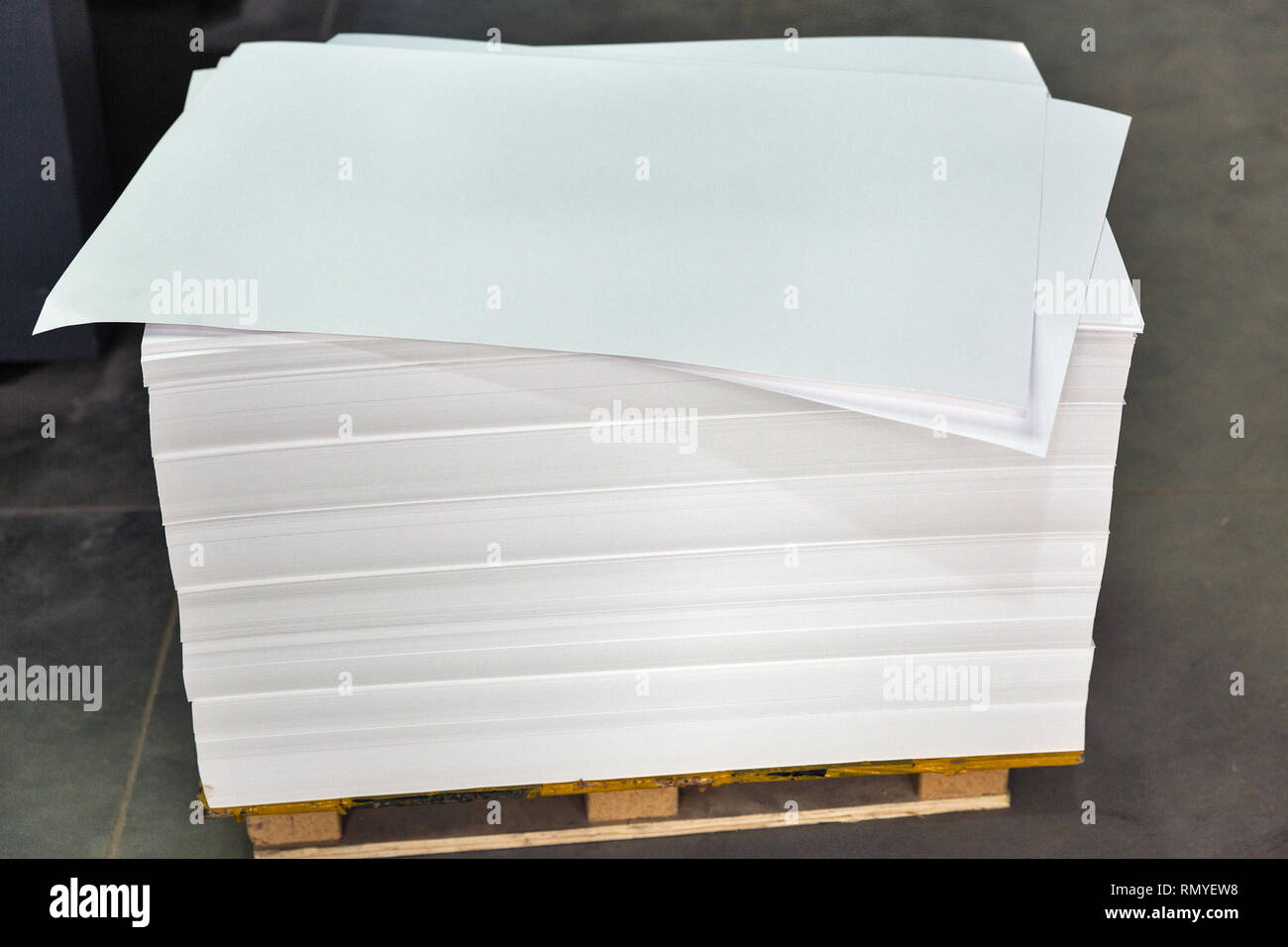 Stapel leeren Blätter aus weissem Karton für die Druckindustrie closeup Stockfoto